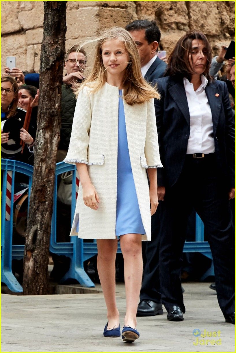 817x1222 Princess Leonor Wears Pretty Blue Dress For Easter Mass With Sister Sofia in Spain: Photo 1229791. Princess Leonor, Princess Sofia Picture. Just Jared Jr