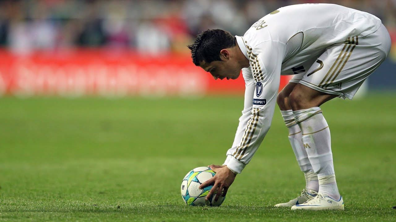 1280x720 Download Cristiano Ronaldo Preparing for the Perfect Freekick Wallpaper
