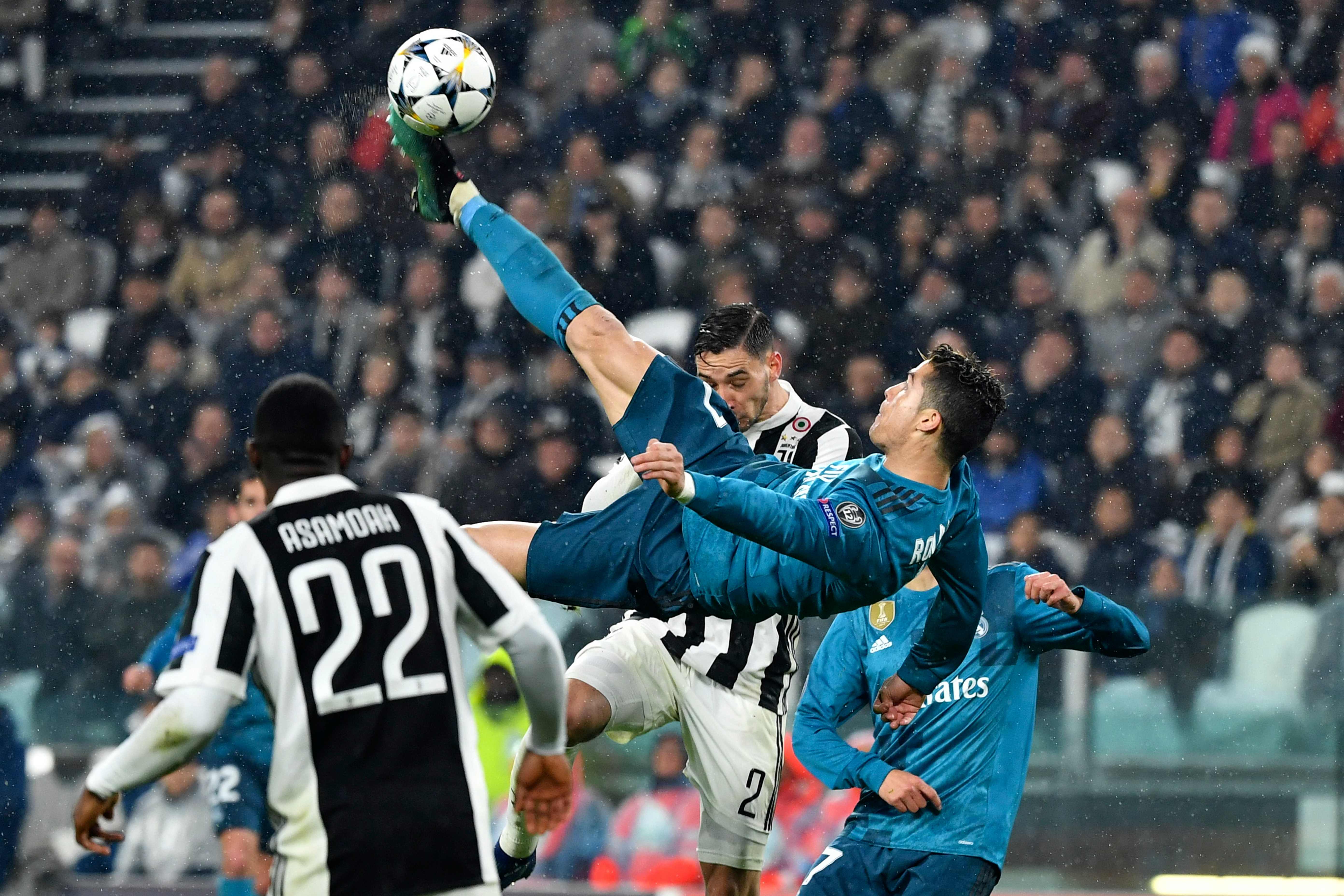 5568x3712 Ronaldo Bicycle Kick Wallpaper
