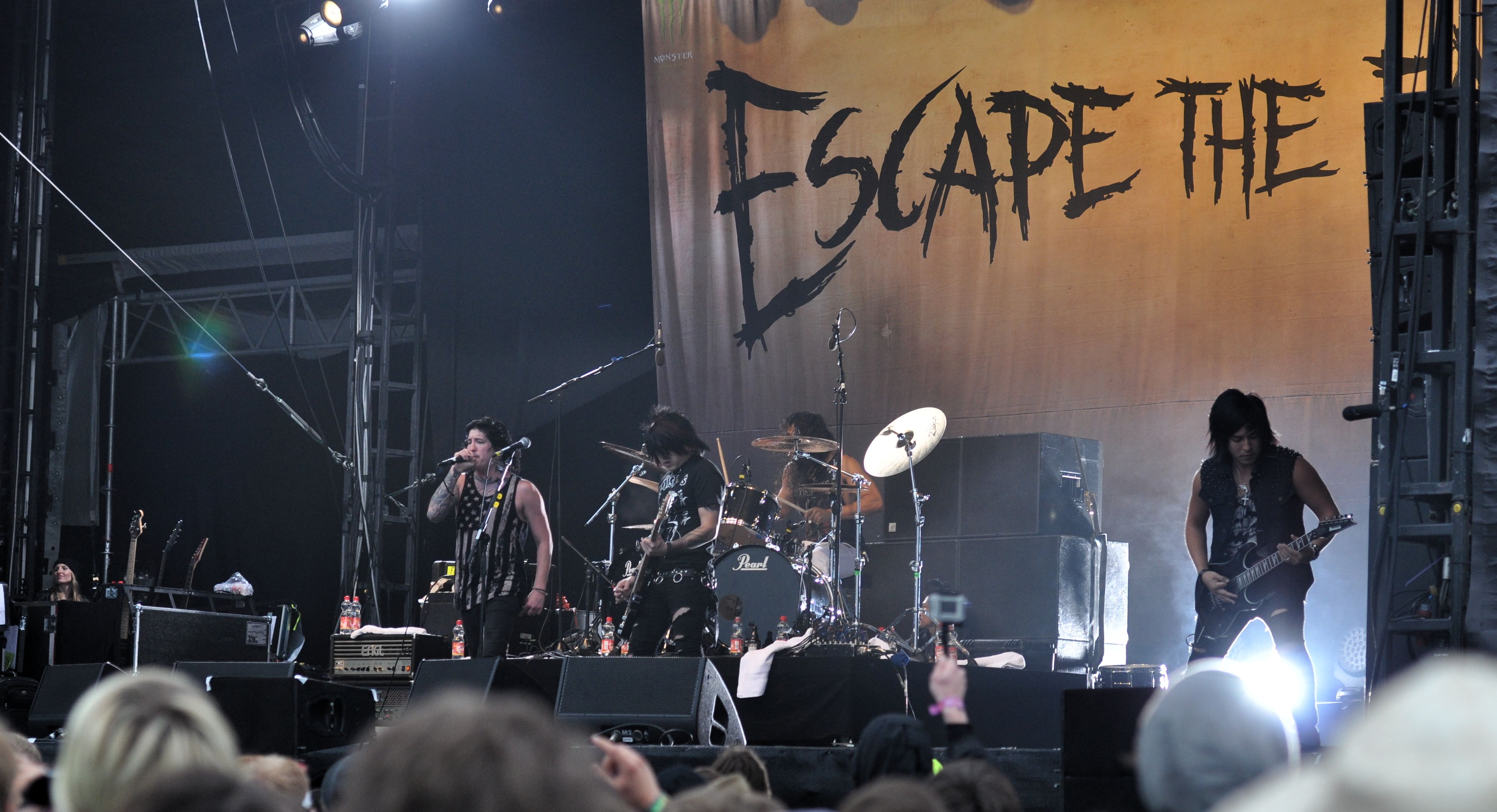 4009x2176 Escape the Fate