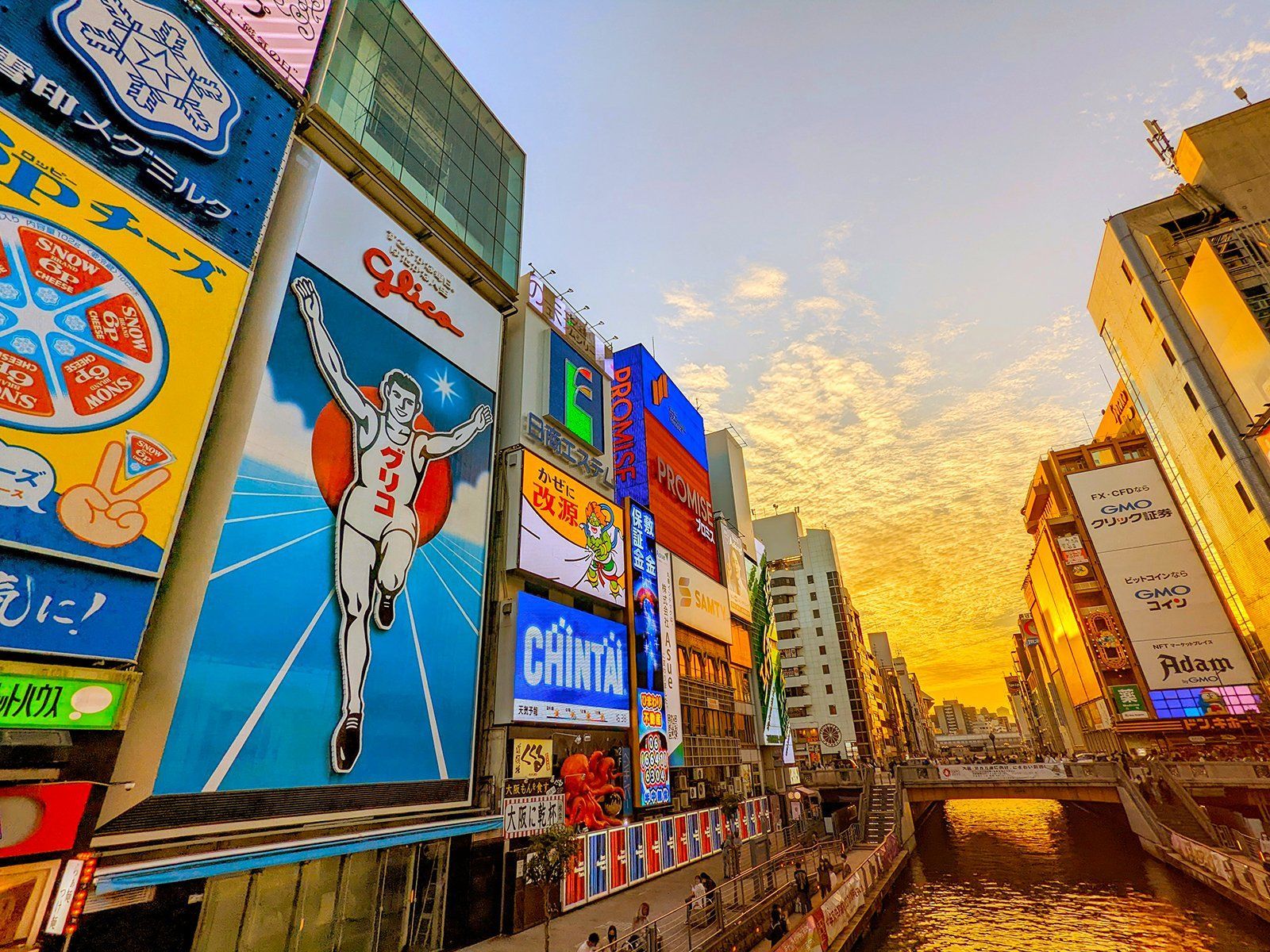 1600x1200 A Visual History of Osaka's Dotonbori