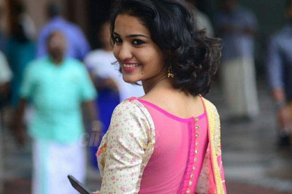 Saniya Iyappan Wallpaper