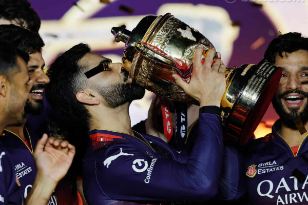 Virat Kohli Ipl Trophy Wallpaper