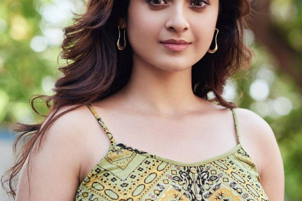 Darshana Banik Wallpaper