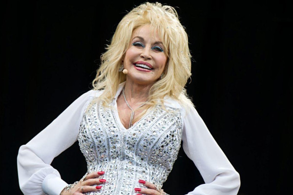Dolly Parton Wallpaper