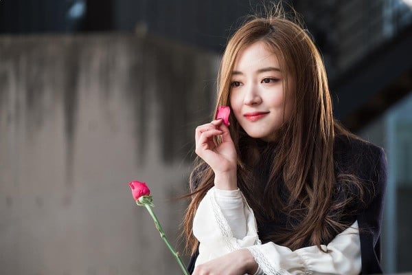 Lee Se Young Wallpaper